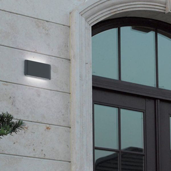 Aplique pared LED exterior THAMES II luz arriba y abajo blanco en una pared