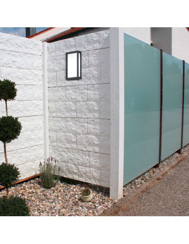Aplique de pared LED alargado exterior TIMOK en un jardín
