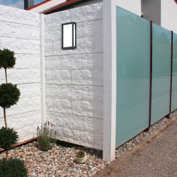 Aplique de pared LED alargado exterior TIMOK en un jardín