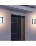 Aplique de pared LED alargado exterior TIMOK en una puerta de entrada