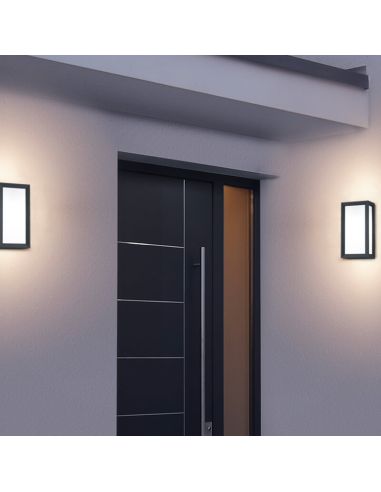 Aplique de pared LED alargado exterior TIMOK en una puerta de entrada
