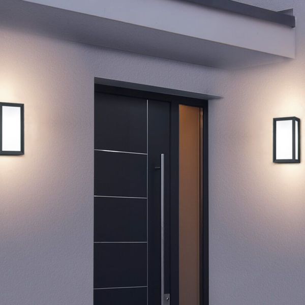 Aplique de pared LED alargado exterior TIMOK en una puerta de entrada
