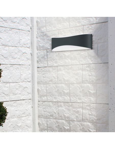 Aplique de pared LED alargado 23cm KONDA exterior IP65 en una pared