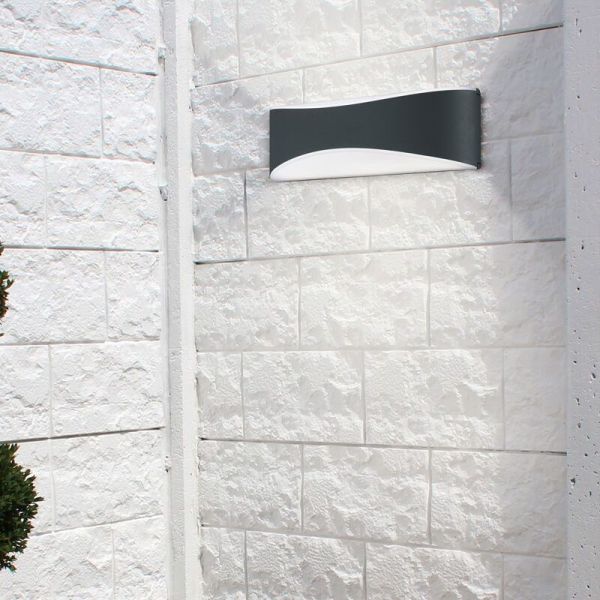 Aplique de pared LED alargado 23cm KONDA exterior IP65 en una pared