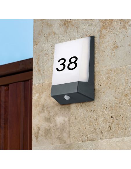 Aplique LED para exterior KASAI com sensor de escuridão em uma parede
