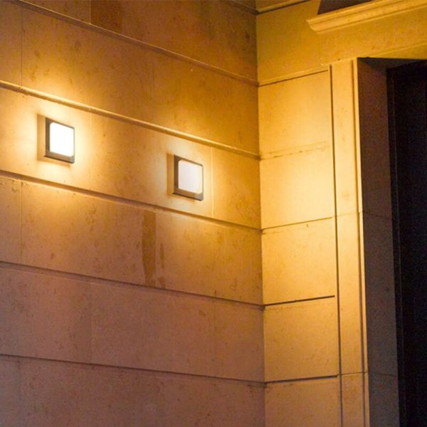 Aplique de pared LED/plafón de techo exterior HONDO cuadrado en una pared exterior