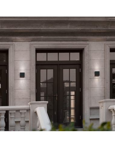 Aplique de pared LED exterior THAMES luz arriba y abajo 14cm en una entrada