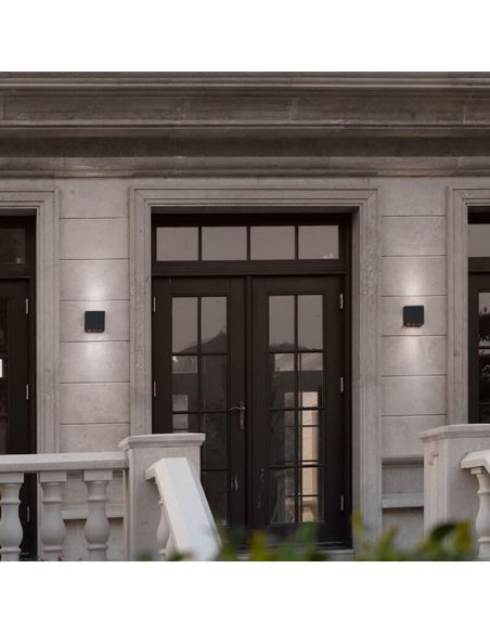 Aplique LED para exterior THAMES luminária ascendente e descendente de 14 cm em uma entrada