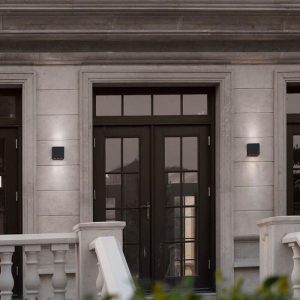 Aplique de pared LED exterior THAMES luz arriba y abajo 14cm en una entrada