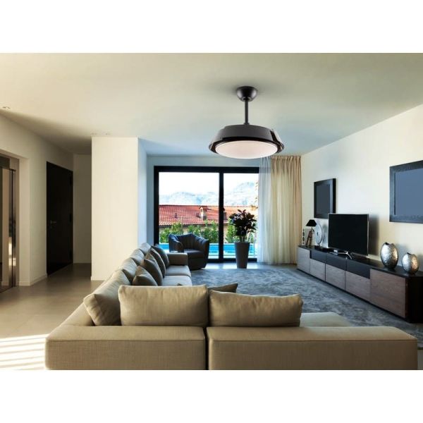 Ventilador de teto com luz LED regulável ENZO Função reversa em uma sala de estar com lâminas fechadas