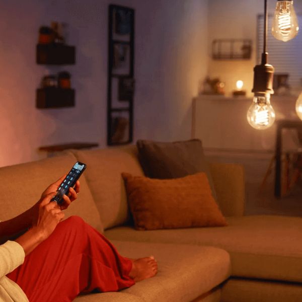 Bombilla inteligente Philips Hue 7.2W 2100K 550lm E27 filamento Edison foto ambiente