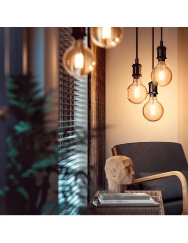 Lâmpada inteligente 7W 550lm Philips Globo 2100K G93 E27 em uma sala de estar