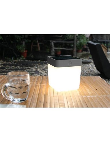 Lampe de table LED solaire et portable TABLE CUBE blanche ou grise avec variateur tactile 3000k