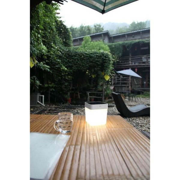 Lámpara de mesa LED solar y portátil TABLE CUBE blanco o gris con regulador táctil 3000k