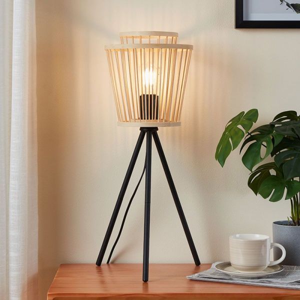 Lámpara de mesa de madera HYKEHAM  con patas de acero negro E27 Ø 38cm ambiente