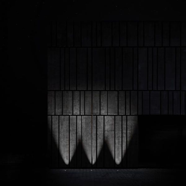 Foco Empotrable asimétrico LED de suelo DARK M ASYMM de 38º de haz de luz negro/acero de  2700K / 3000K / 4000K