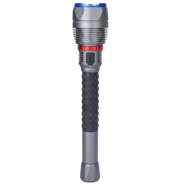 Linterna mostrando sus dimensiones (ø 72 x 365 mm) junto a una mano humana para proporcionar una referencia de tamaño.