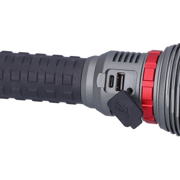 La linterna conectada a un dispositivo móvil, destacando la función de power bank y su capacidad para cargar otros dispositivos.