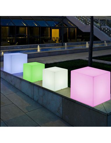 Weißer LED-Cube mit Kabel für den...