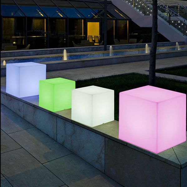 Weißer LED-Cube mit Kabel für den...