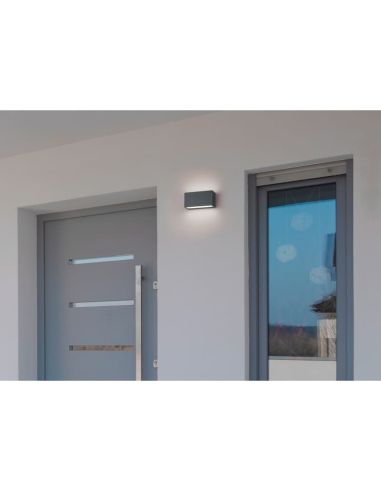 Aplique de pared LED rectangular TRENT en una entrada
