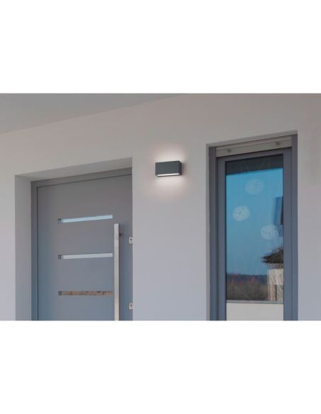 Aplique de pared LED rectangular TRENT en una entrada