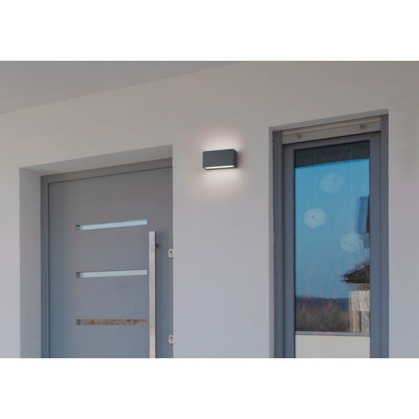 Aplique de pared LED rectangular TRENT en una entrada