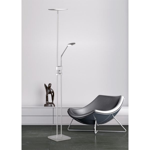 Éclairage indirect qui apporte chaleur et espace visuel à l’espace