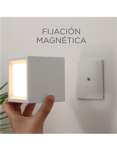 Aplique de pared sin cables BOX 8 con accesorio imantado de pared, facil de instalación blanco