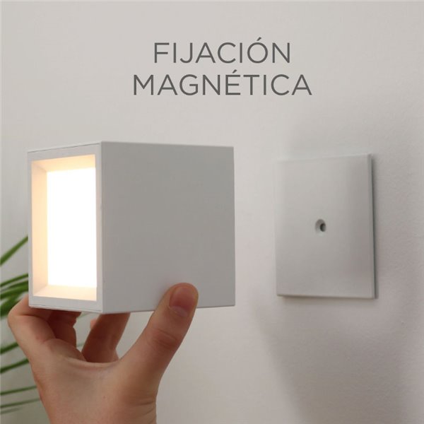 Aplique de pared sin cables BOX 8 con accesorio imantado de pared, facil de instalación blanco