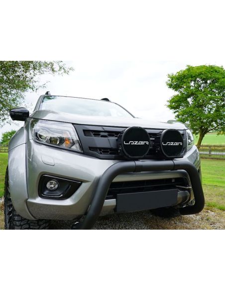 Instalado en un 4x4 Faro LED Sentinel 9'' Black con Luz de Posición Blanca y Ambar - Máxima Potencia y Diseño Moderno R112 R7