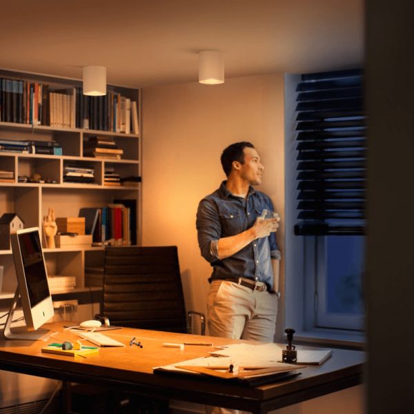 Refletor LED regulável inteligente individual com pilar branco ambiente