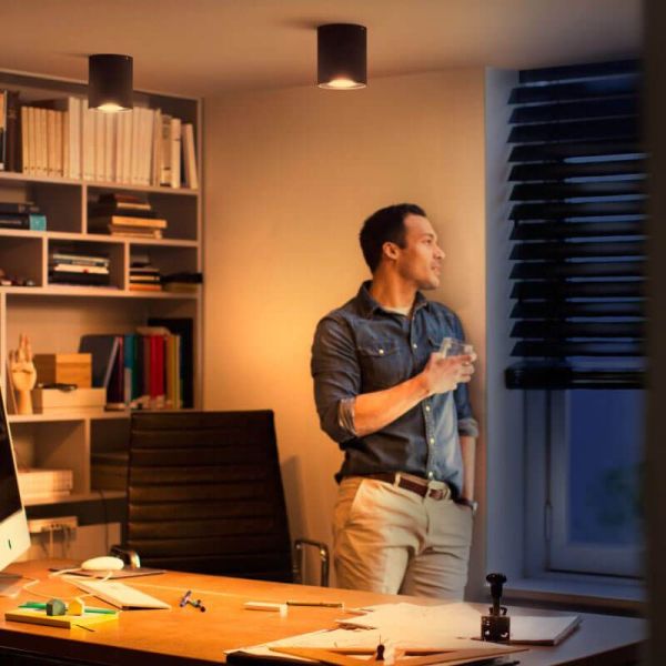 Foco LED regulable inteligente individual Pillar negro ambiente