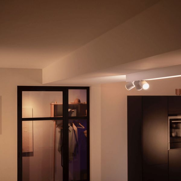 Plafonnier LED avec 3 spots Blancs adressables dans un salon | LéonLeds
