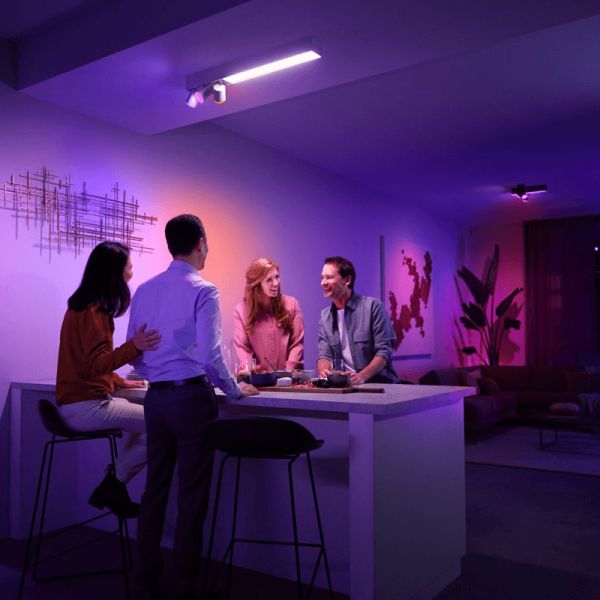 Plafonnier LED avec 3 spots Blancs adressables dans un salon | LéonLeds