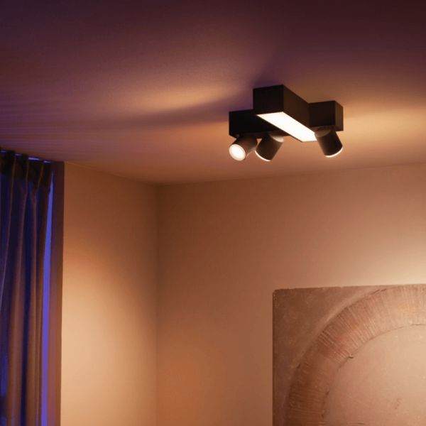 Plafón de techo LED regulable Centris Hue negro 25W encendidas en un salón | LeonLeds