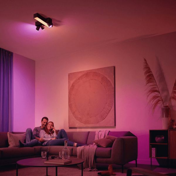 Plafonnier LED Centris Hue noir 25W dimmable dans un salon | LéonLeds