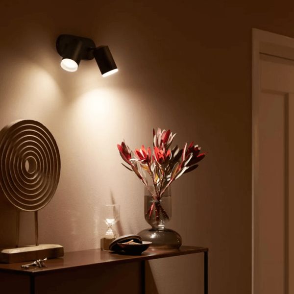 Foco inteligente 2 luces Fugato negro foto ambiente| LeonLeds