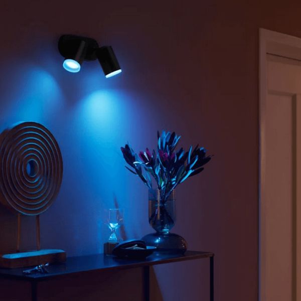 Foco inteligente 2 luces Fugato negro luz encendida| LeonLeds