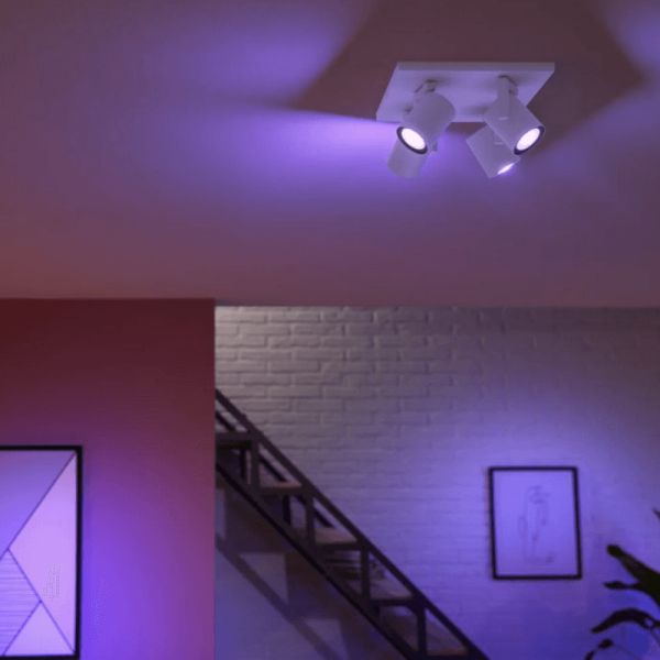 Spot intelligent avec 4 lumières Argenta blanches 5,7W GU10 2000-6500K RGB HueWhite et plafond d'ambiance Color Ambiance