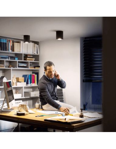 Projecteur LED simple pilier lumière blanche noire dans un bureau