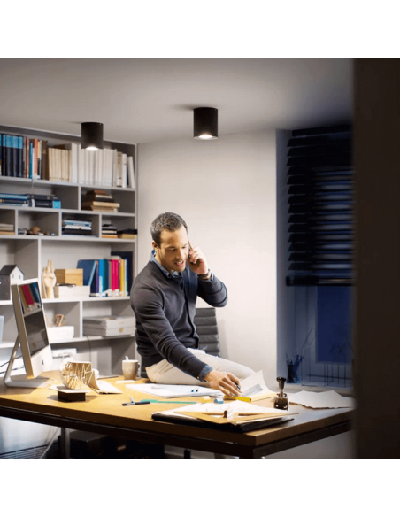 Refletor LED de pilar único, luz branca preta em um escritório