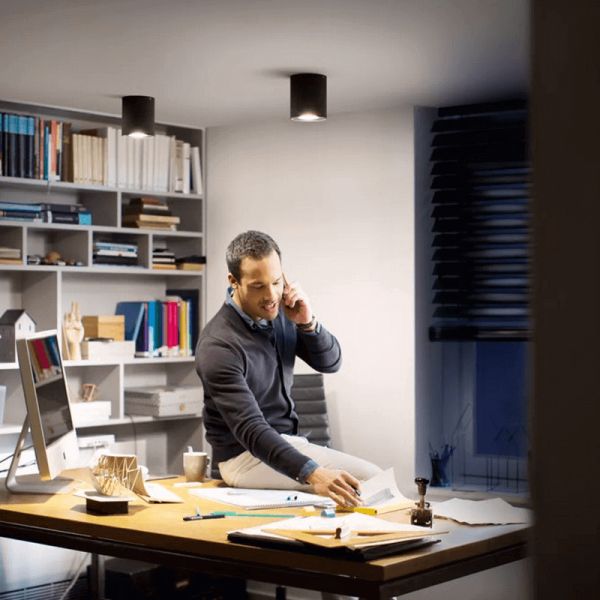 Projecteur LED simple pilier lumière blanche noire dans un bureau