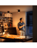 Foco LED individual Pillar negro luz cálida en una oficina
