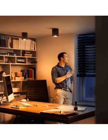 Foco LED individual Pillar negro luz cálida en una oficina