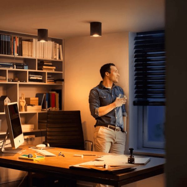 Foco LED individual Pillar negro luz cálida en una oficina