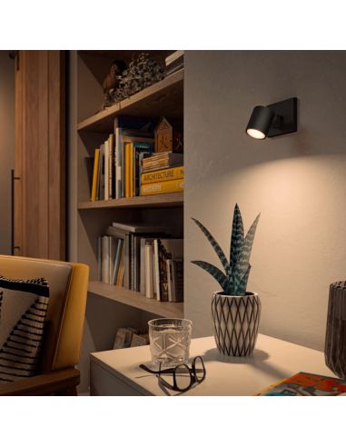 Foco LED individual inteligente Runner negro en una pared