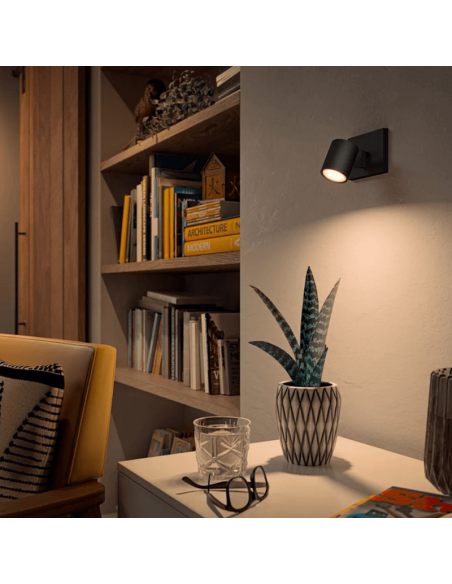 Foco LED individual inteligente Runner negro en una pared
