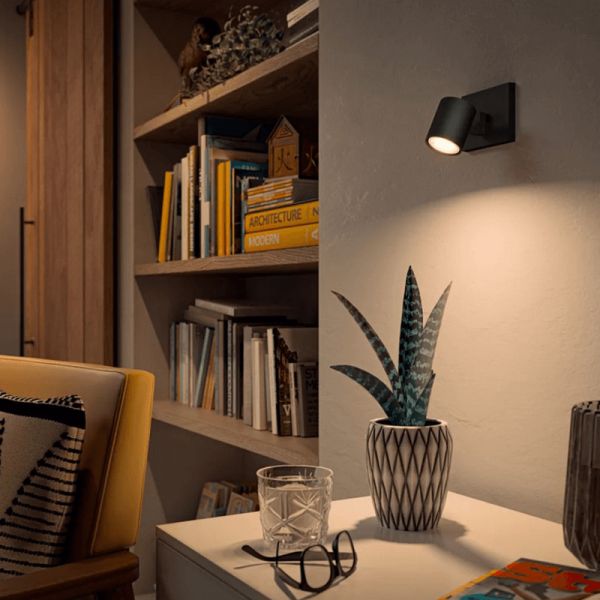 Foco LED individual inteligente Runner negro en una pared