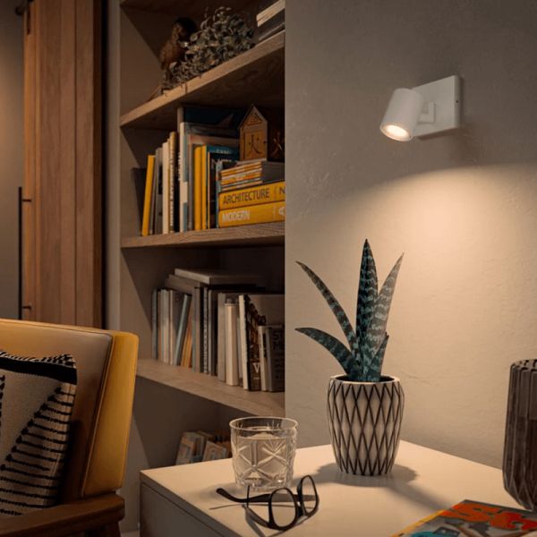 Ambiente fotográfico de holofote LED inteligente White Runner em uma parede